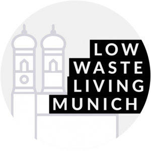 Logo (Schriftzug Lowwaste Living Munich, im Hintergrund Grafik der Frauenkirche)