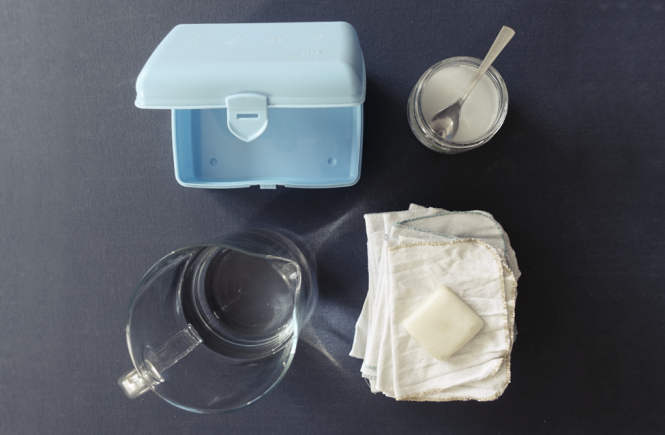 DIY Zerowaste Feuchttücher - eine Feuchttücherbox, ein Glas Kokosfett, eine Wasserkanne, Feuchttücher und Pflanzenseife